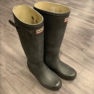 Hunter rain boots w socks!
